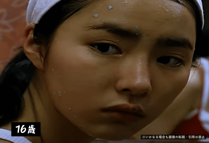 韓国女優シン・セギョンが映画「シンデレラ」に出演した際の画像。
顔を洗っている時にふり向いた時の画像。顔に洗顔料と水が付いている。